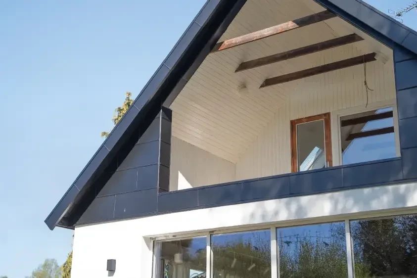 Samme gavl med ny mørk facadebeklædning og friske tagkanter