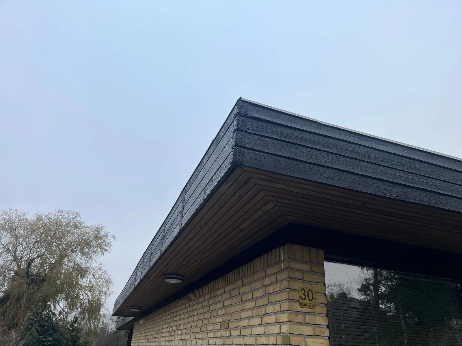 Facade med nye vinduespartier set fra indkørslen